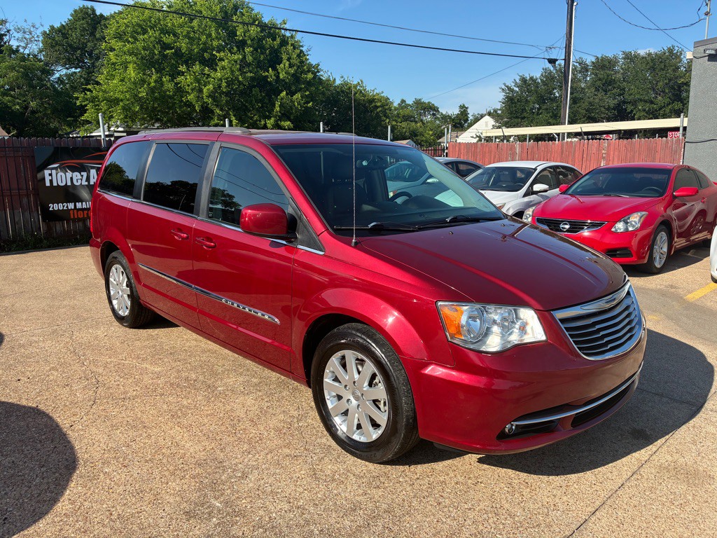 2015 Chrysler Town & Country Image 1