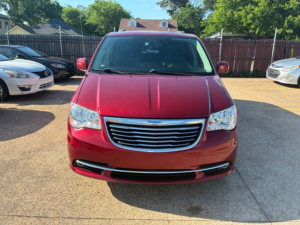 2015 Chrysler Town & Country Image 2