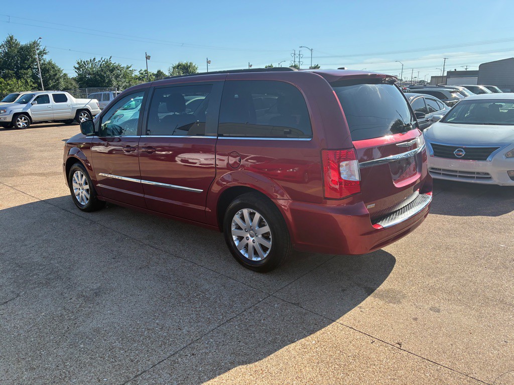 2015 Chrysler Town & Country Image 4