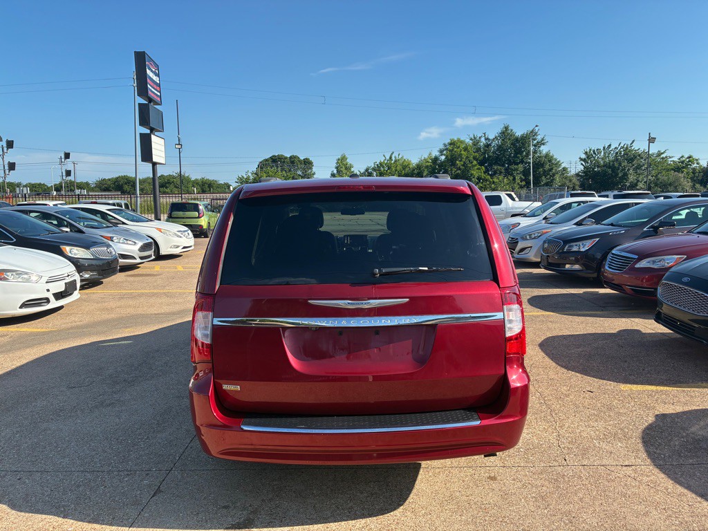 2015 Chrysler Town & Country Image 5