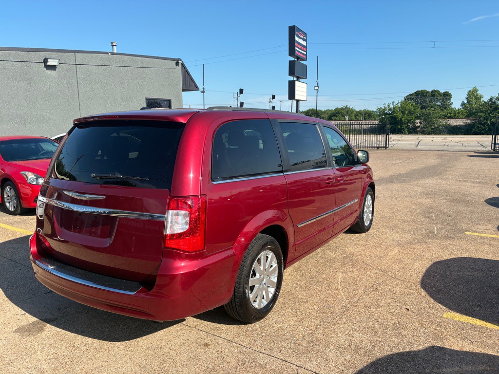 2015 Chrysler Town & Country Image 6