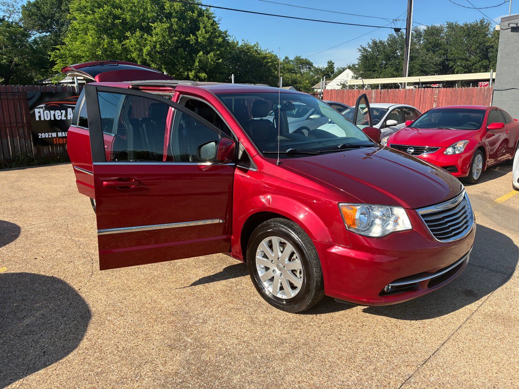 2015 Chrysler Town & Country Image 7