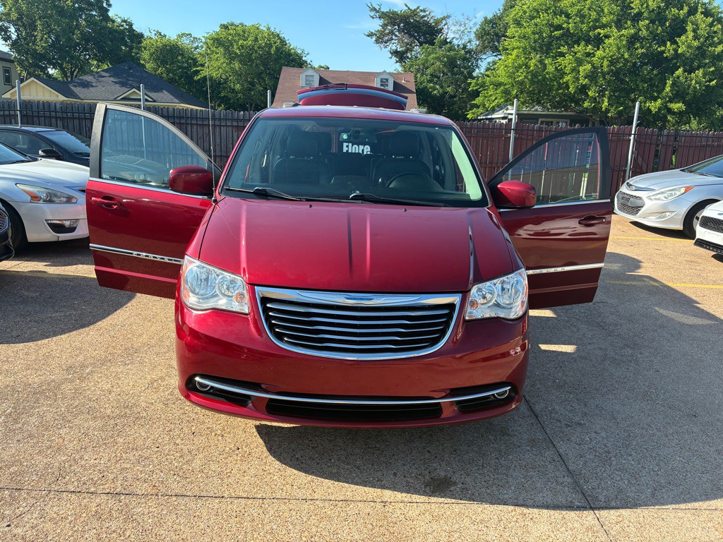 2015 Chrysler Town & Country Image 8