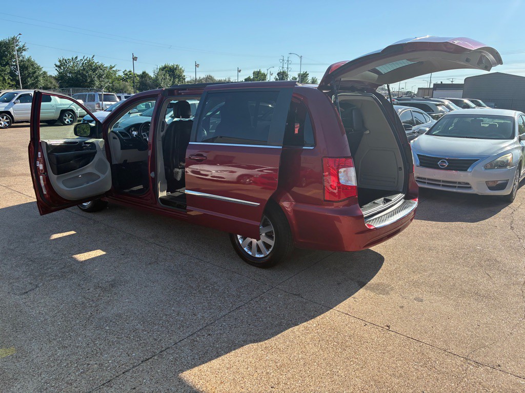2015 Chrysler Town & Country Image 10