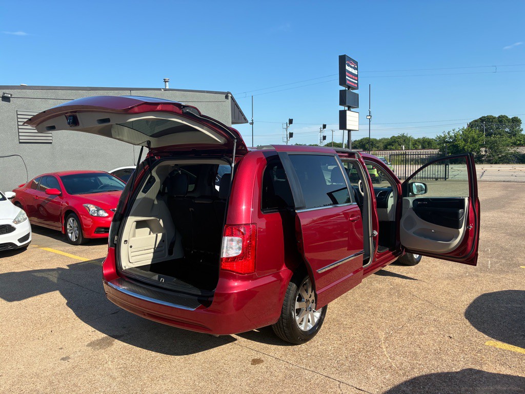 2015 Chrysler Town & Country Image 11