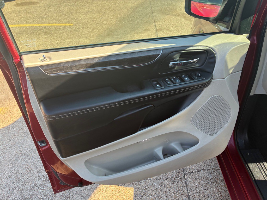 2015 Chrysler Town & Country Image 12