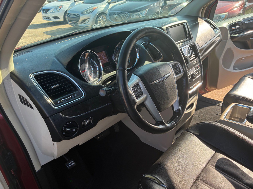 2015 Chrysler Town & Country Image 13