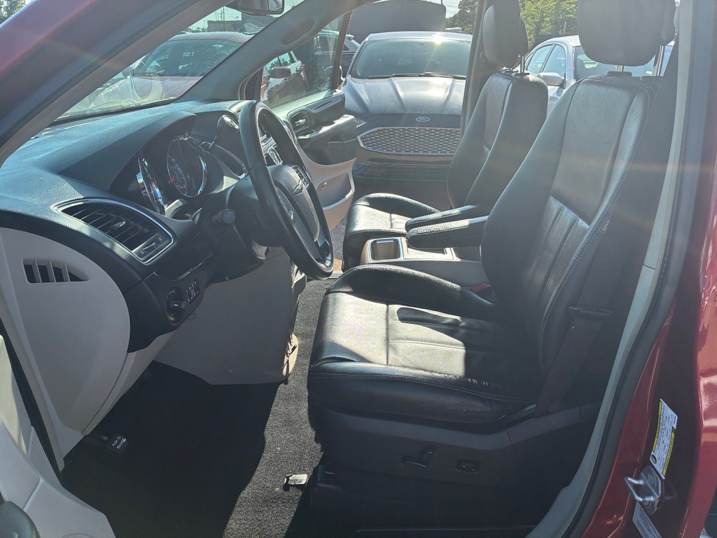 2015 Chrysler Town & Country Image 14