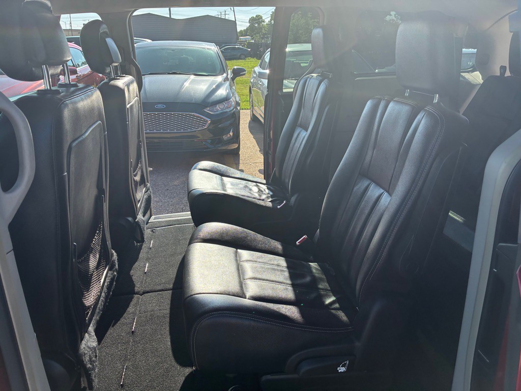 2015 Chrysler Town & Country Image 15