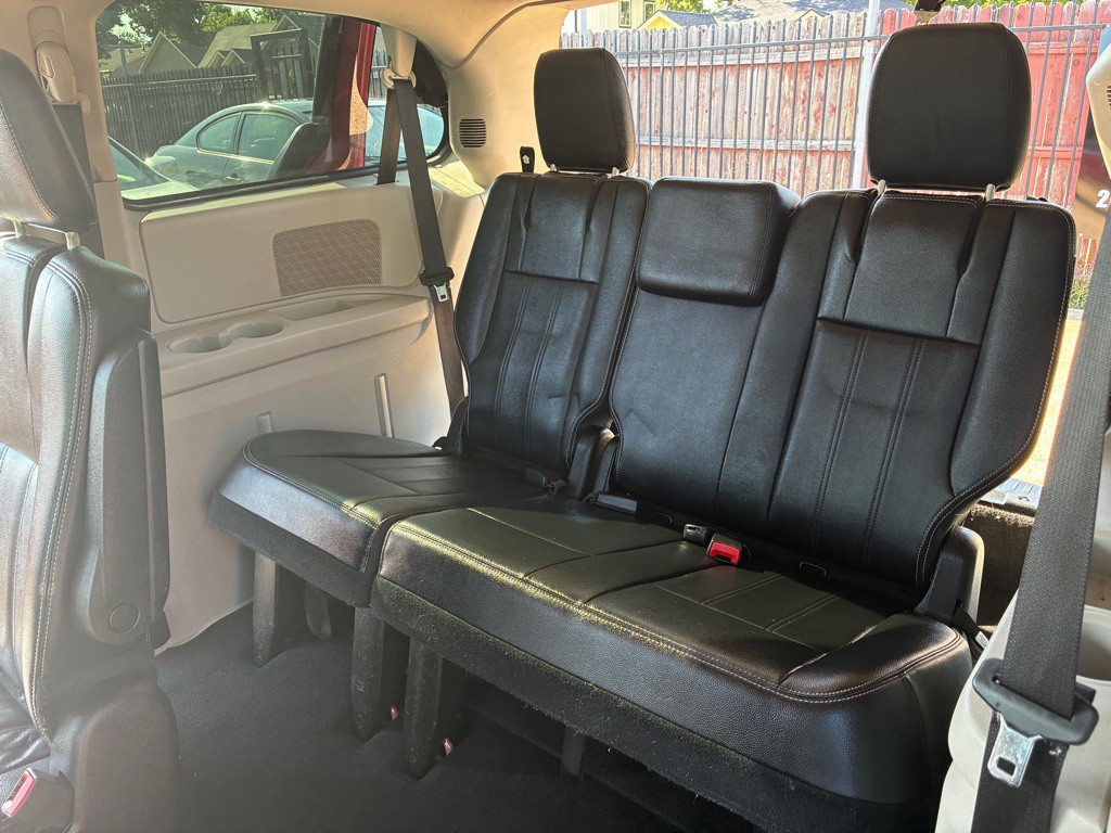 2015 Chrysler Town & Country Image 16