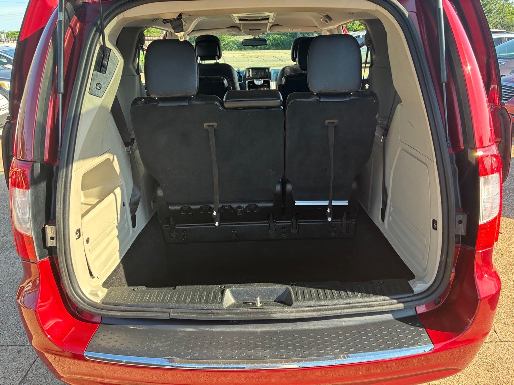 2015 Chrysler Town & Country Image 17