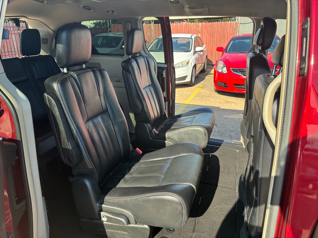 2015 Chrysler Town & Country Image 18