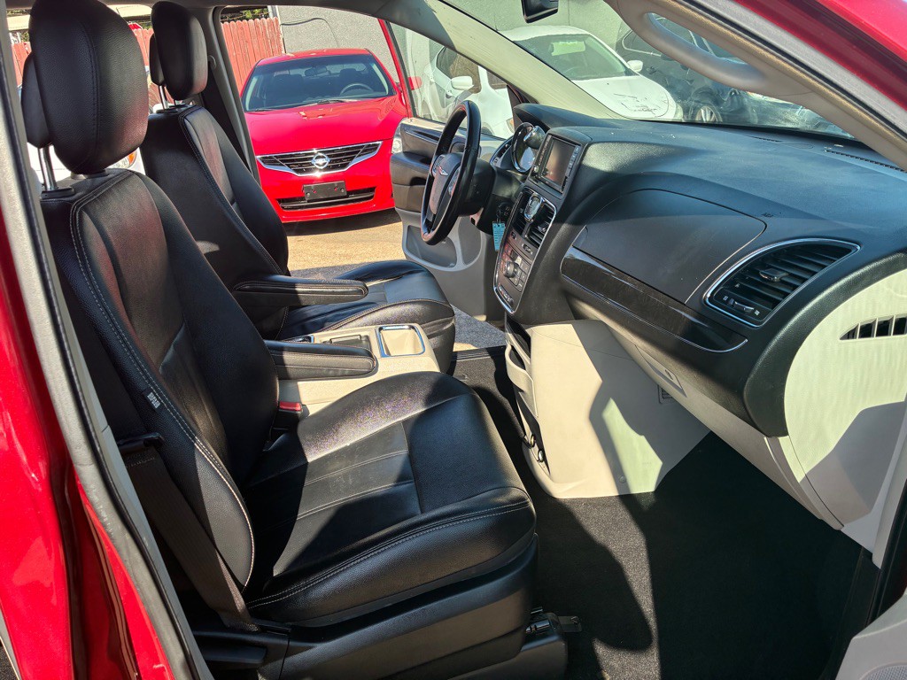 2015 Chrysler Town & Country Image 20