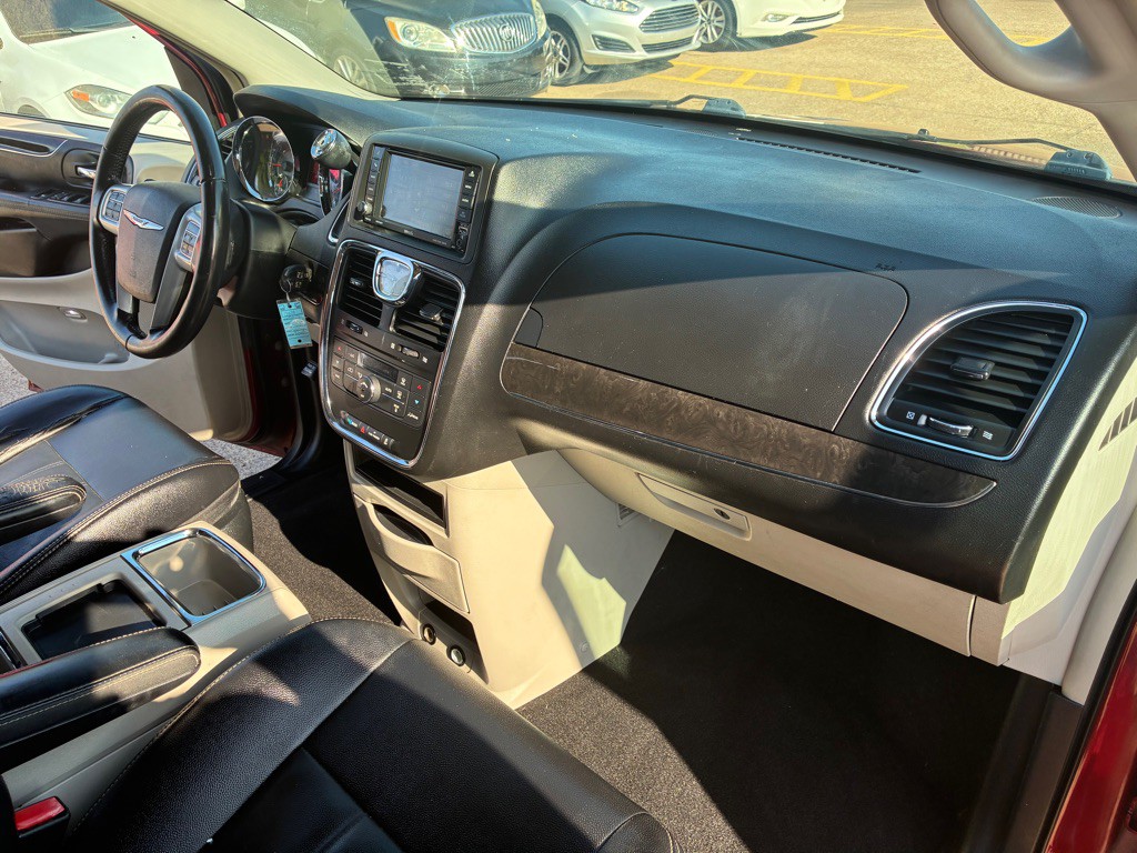 2015 Chrysler Town & Country Image 21