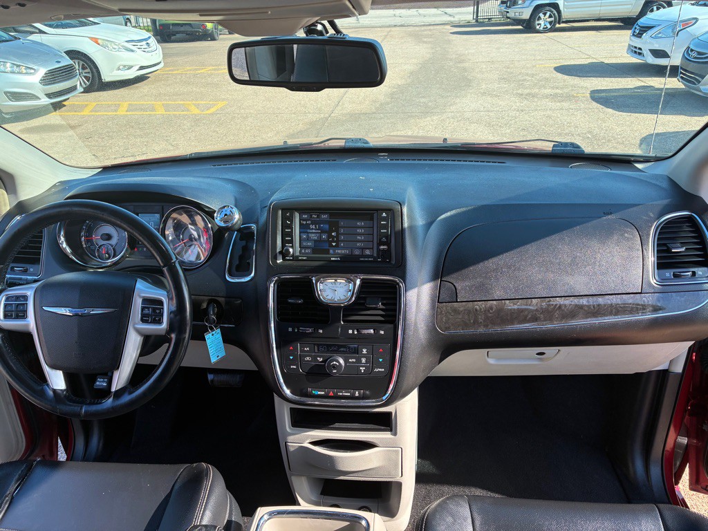 2015 Chrysler Town & Country Image 22