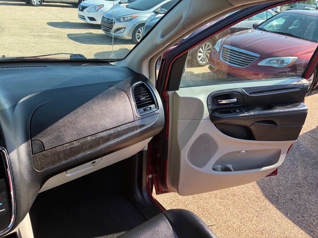 2015 Chrysler Town & Country Image 23