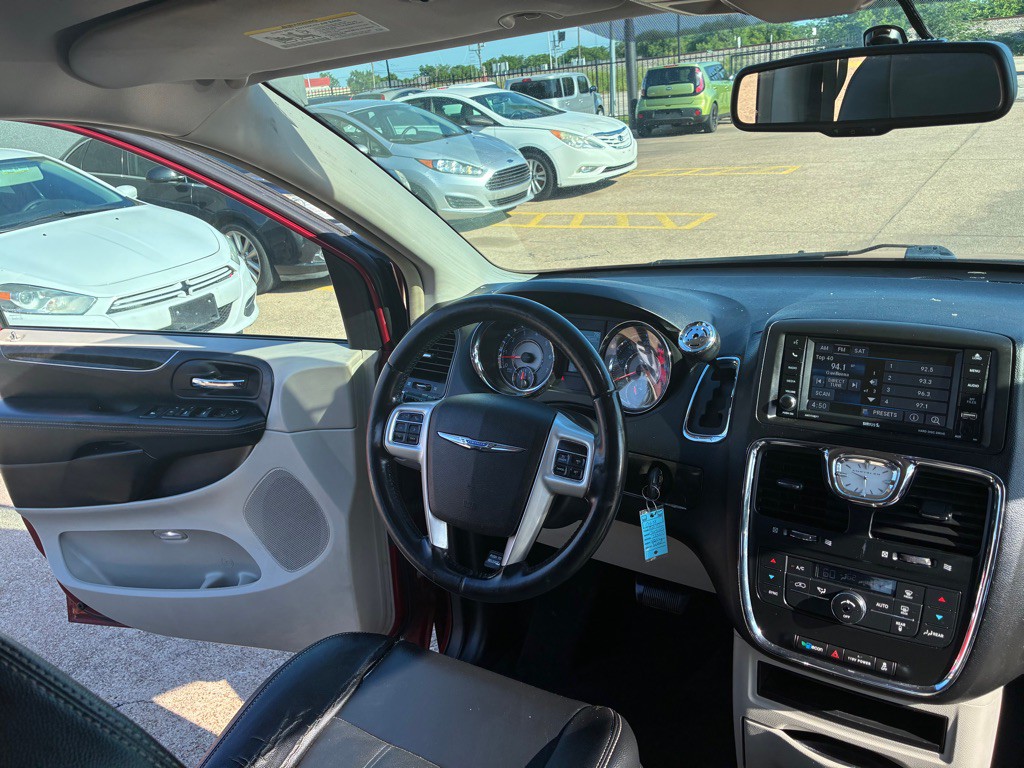 2015 Chrysler Town & Country Image 24