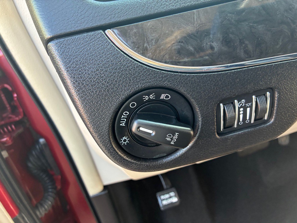 2015 Chrysler Town & Country Image 25