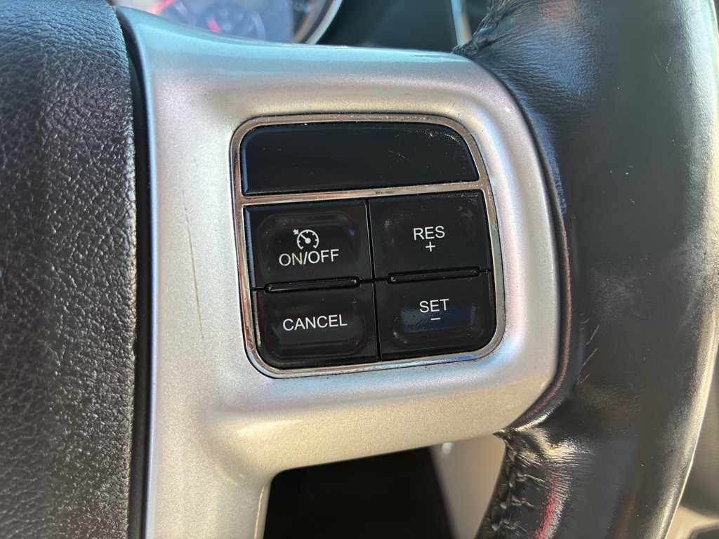 2015 Chrysler Town & Country Image 28