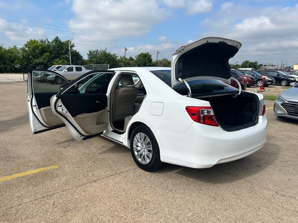 2014 Toyota Camry Image 10