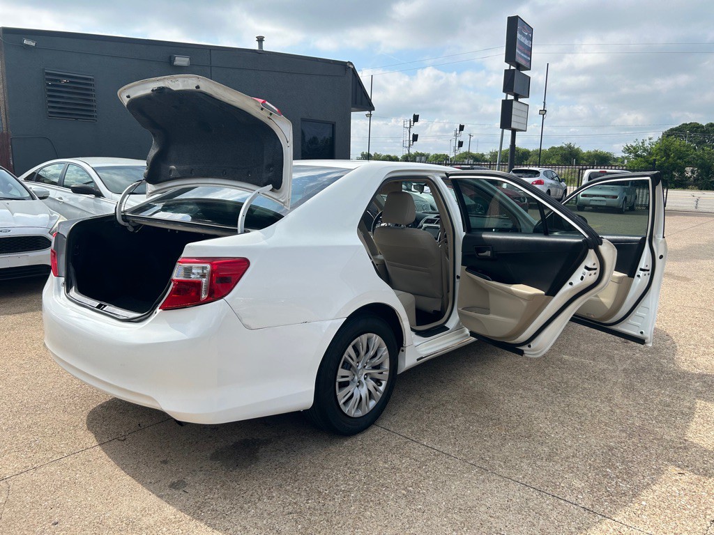 2014 Toyota Camry Image 12
