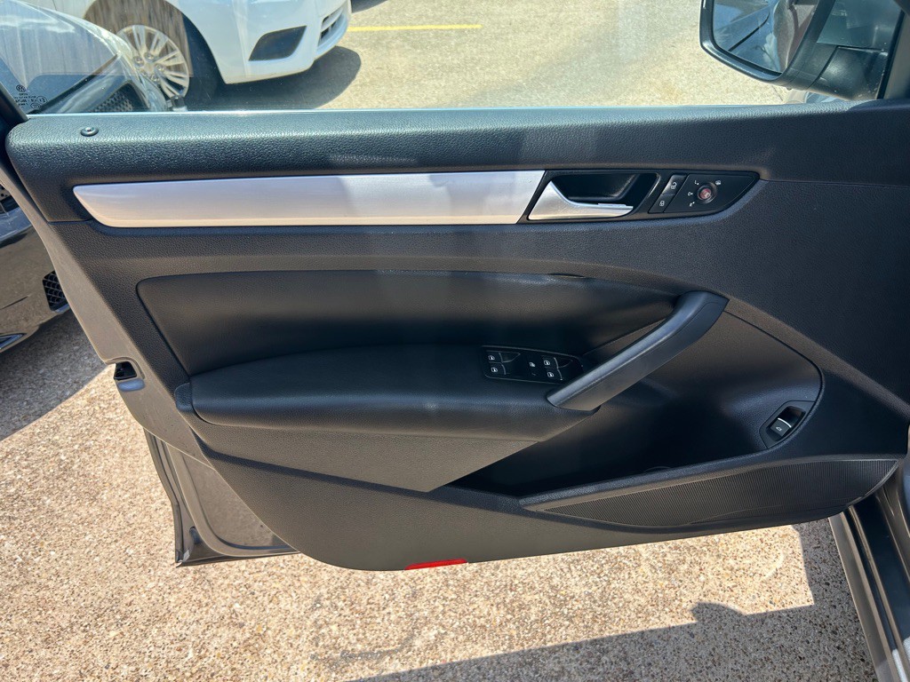 2013 Volkswagen Passat Image 12