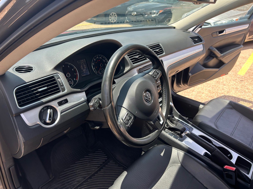 2013 Volkswagen Passat Image 13