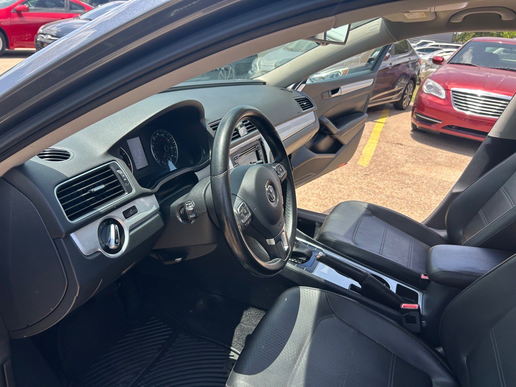 2013 Volkswagen Passat Image 19