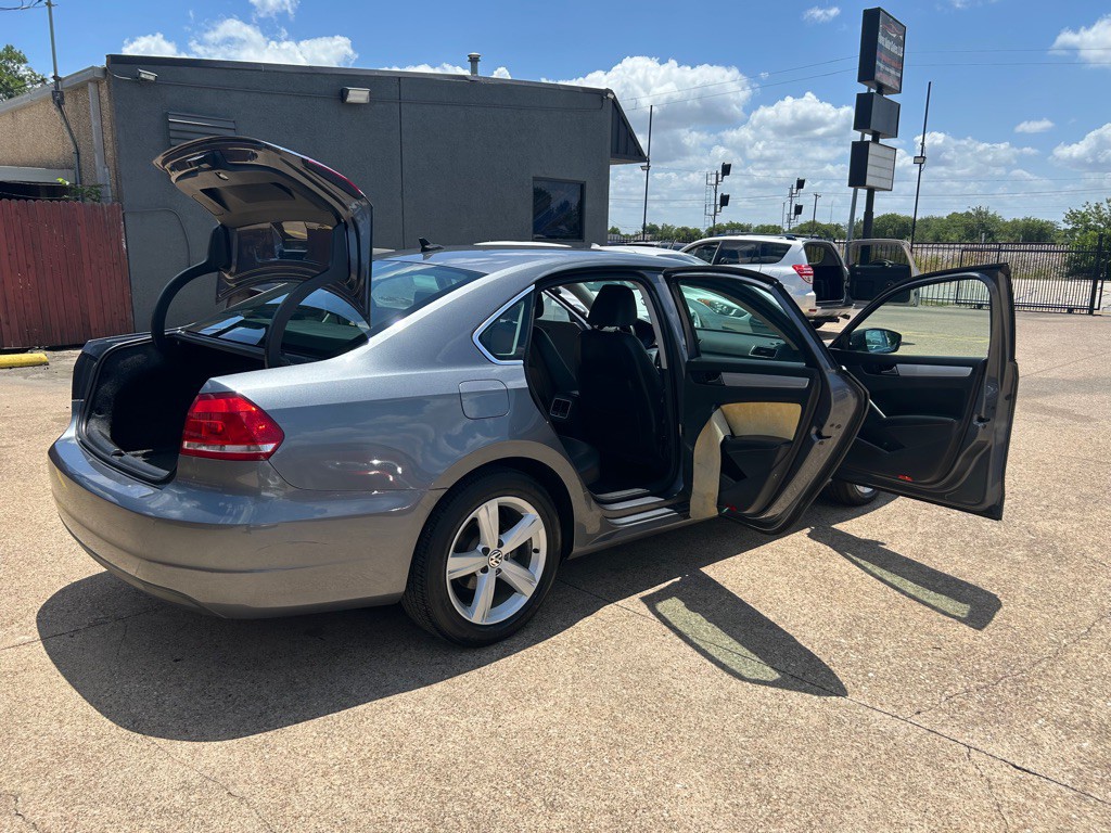 2013 Volkswagen Passat Image 20