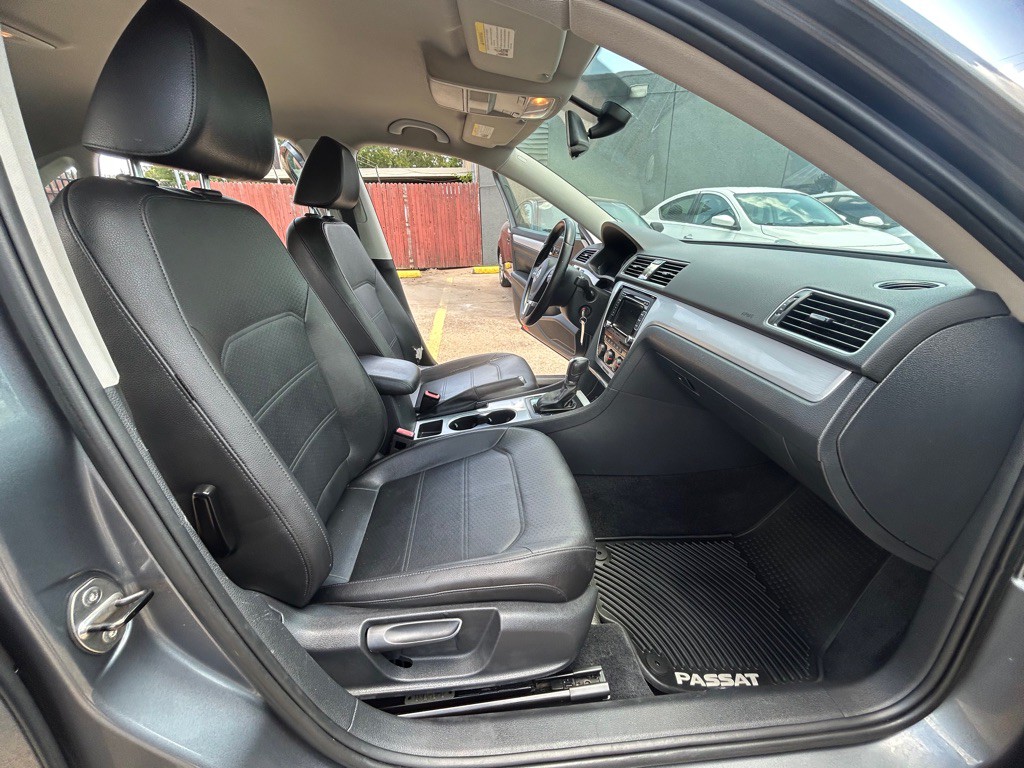 2013 Volkswagen Passat Image 24
