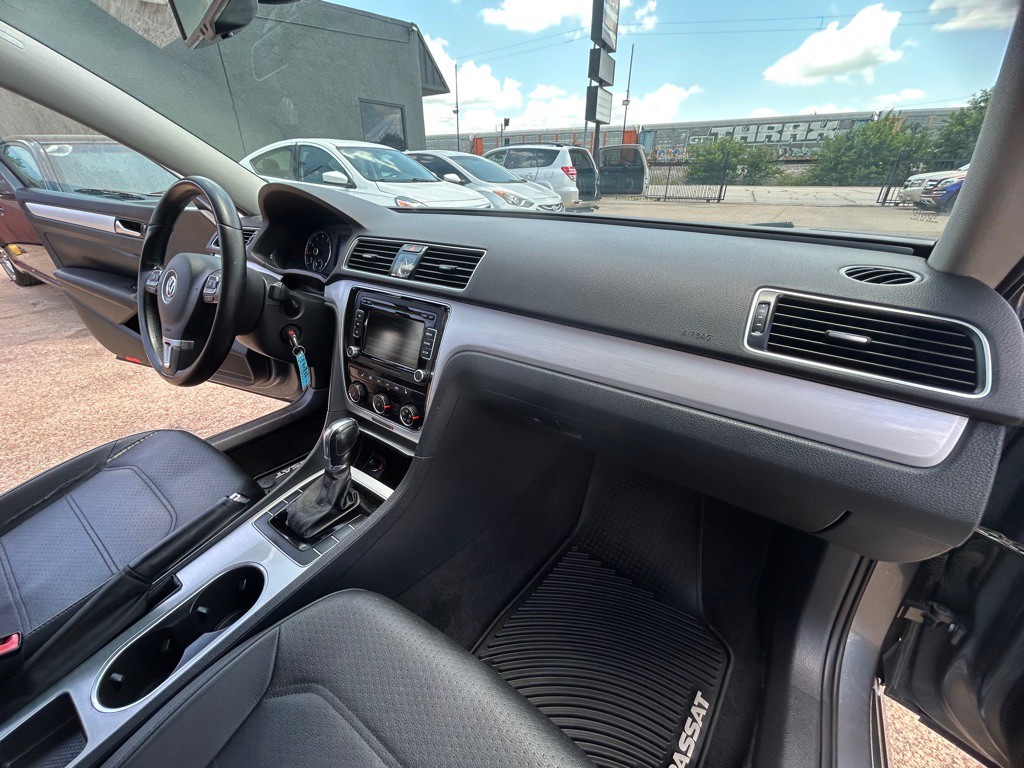 2013 Volkswagen Passat Image 25