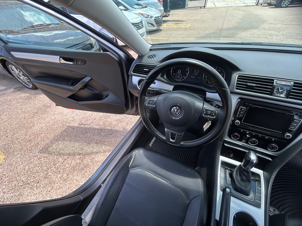 2013 Volkswagen Passat Image 28