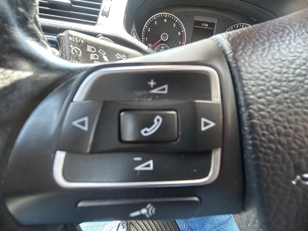 2013 Volkswagen Passat Image 29