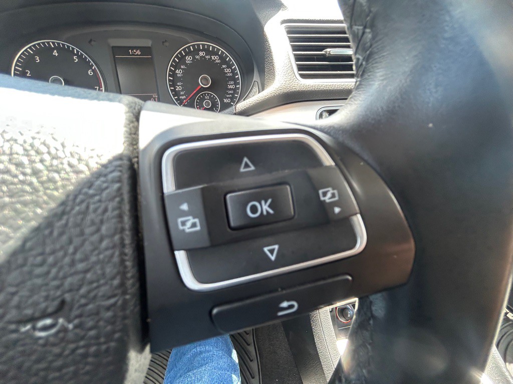 2013 Volkswagen Passat Image 30