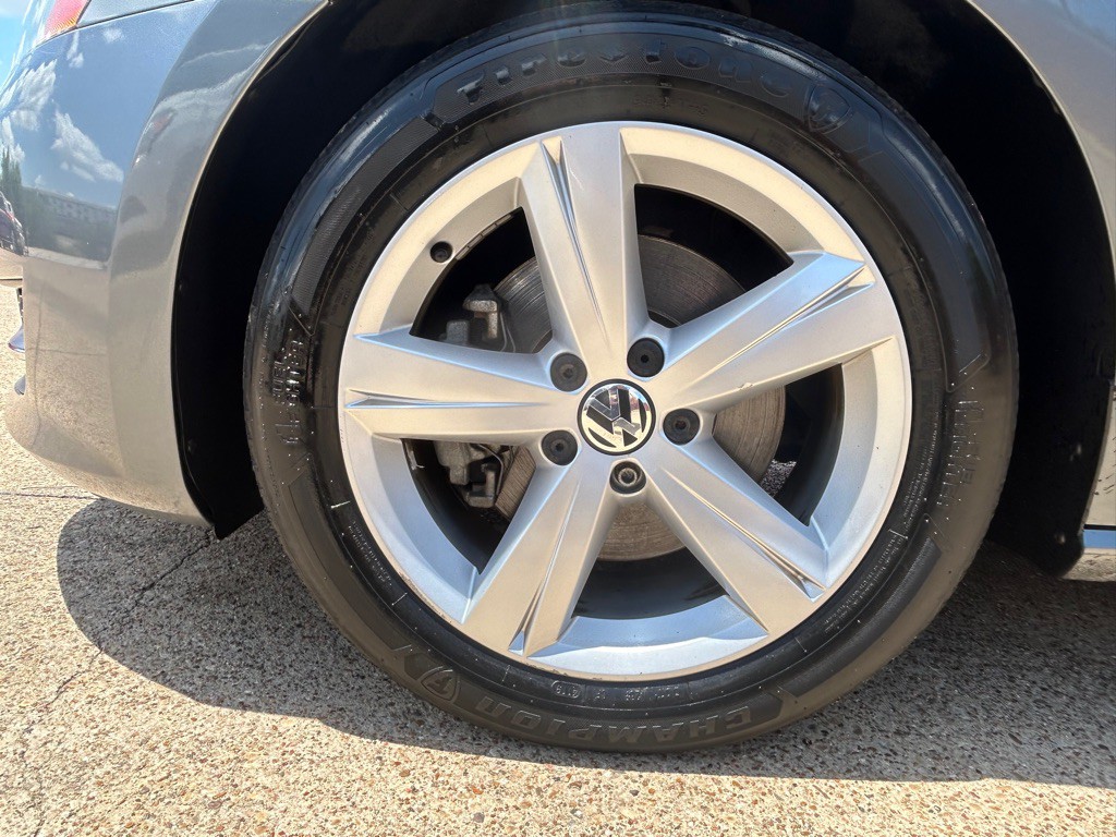 2013 Volkswagen Passat Image 35