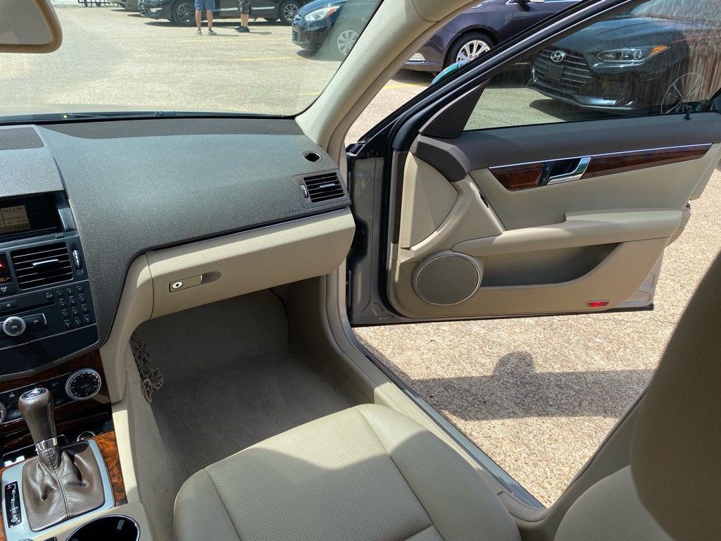 2009 Mercedes-Benz C-Class Image 21