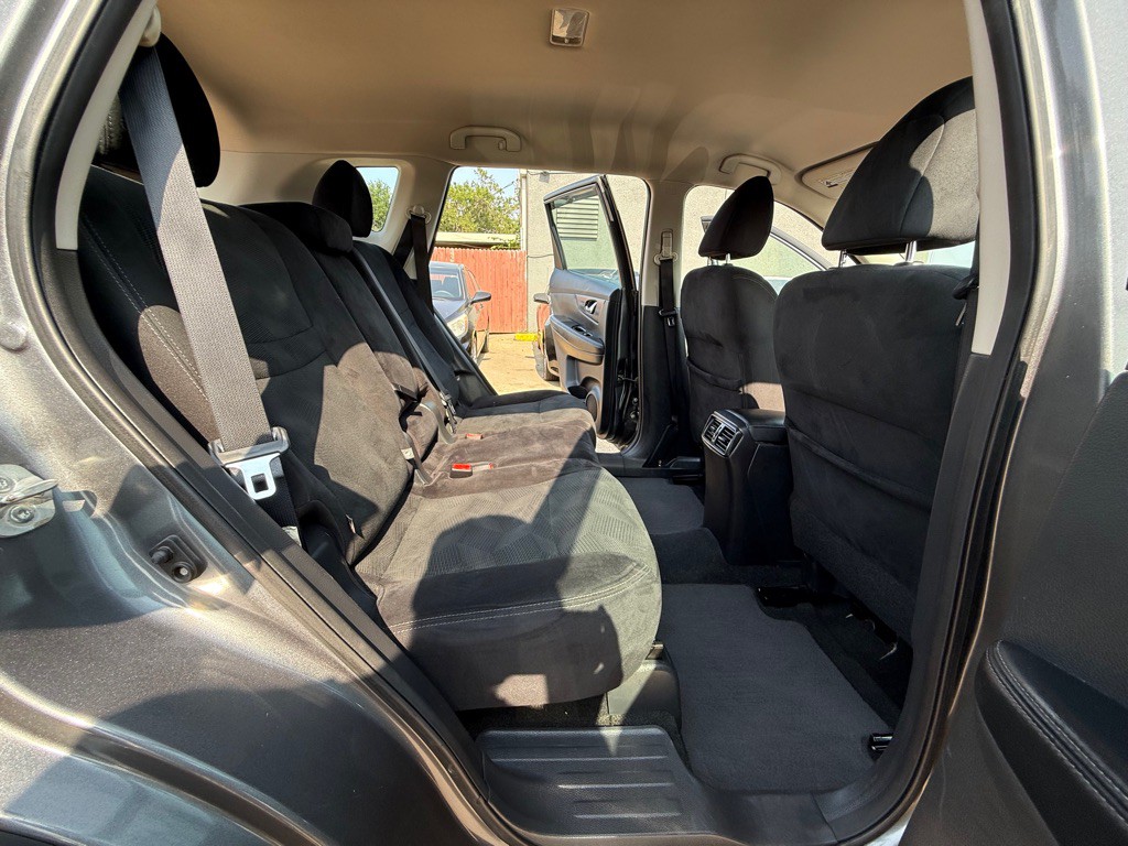 2016 Nissan Rogue Image 18