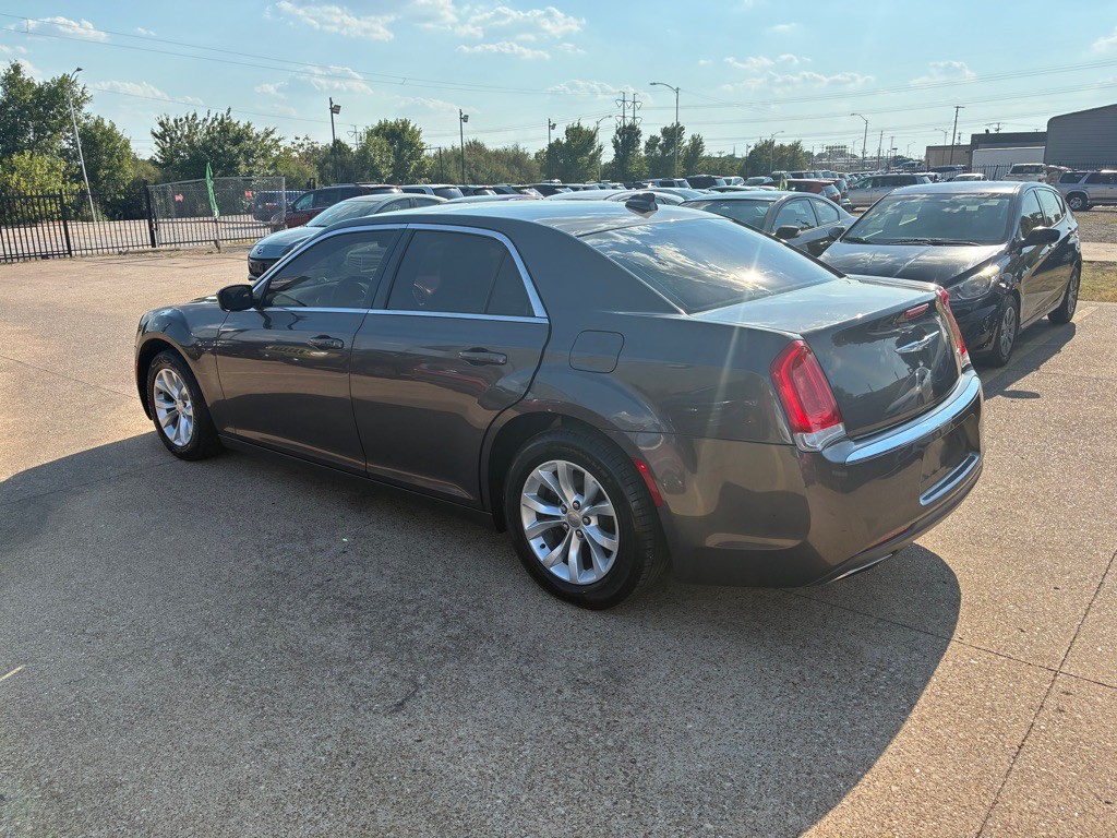 2016 Chrysler 300 Image 4