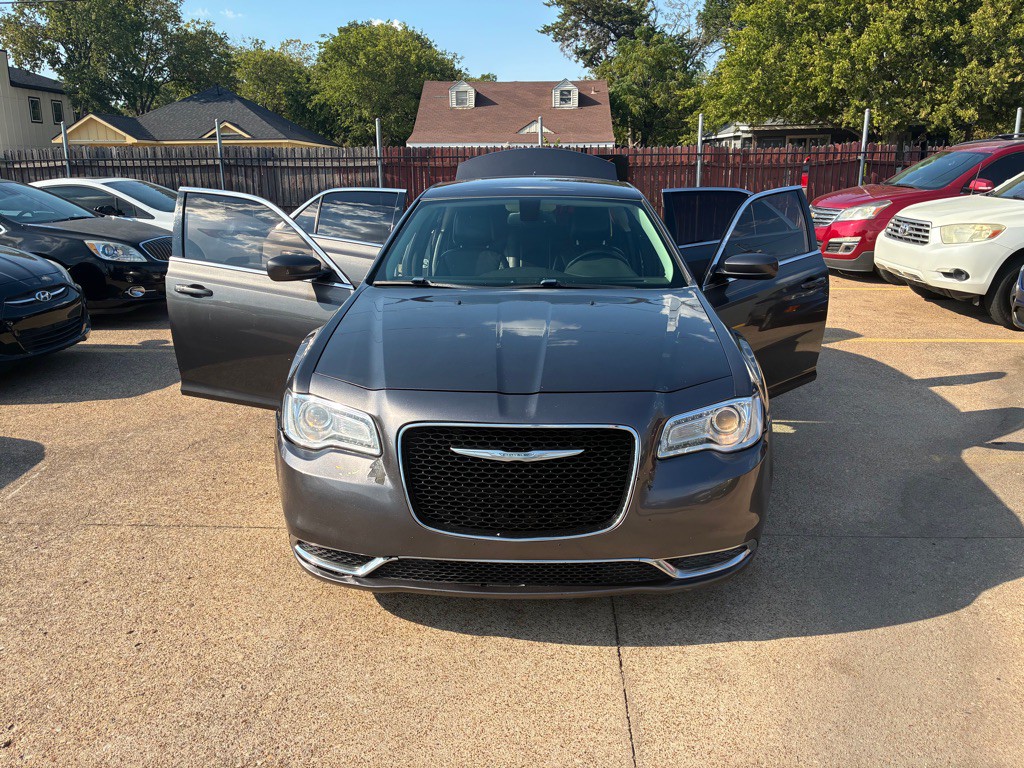 2016 Chrysler 300 Image 8