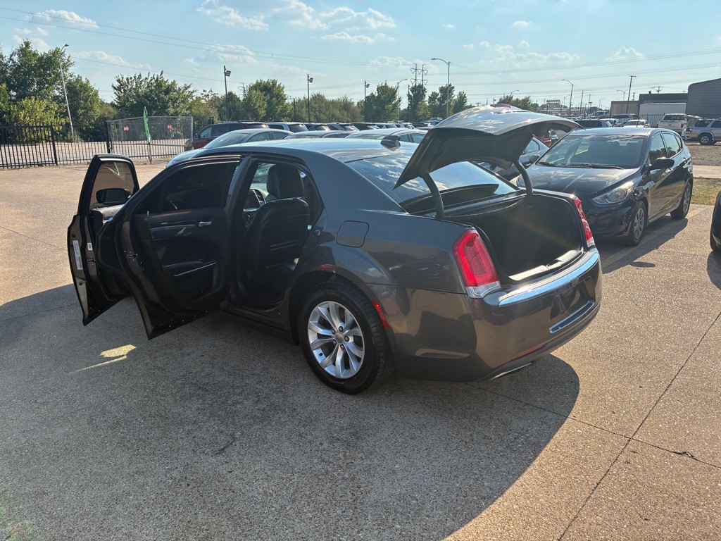 2016 Chrysler 300 Image 10