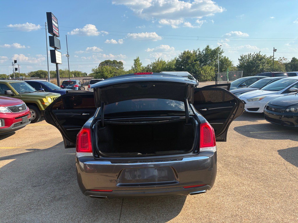 2016 Chrysler 300 Image 11