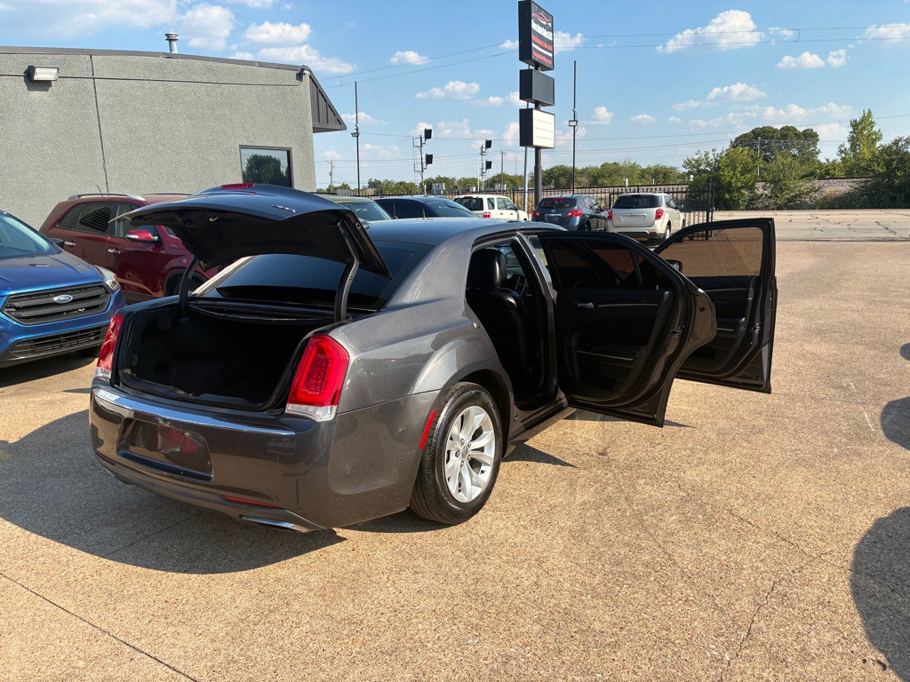 2016 Chrysler 300 Image 12