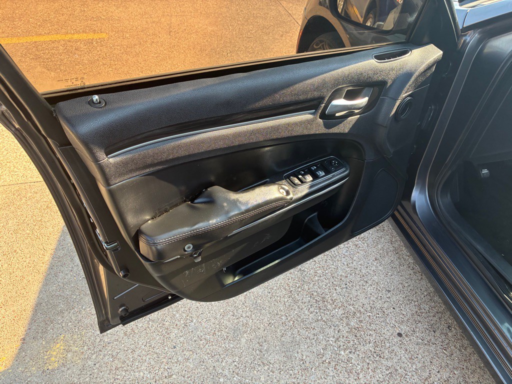 2016 Chrysler 300 Image 13