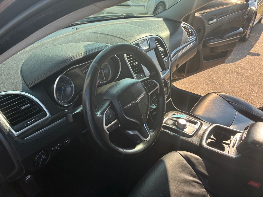 2016 Chrysler 300 Image 14