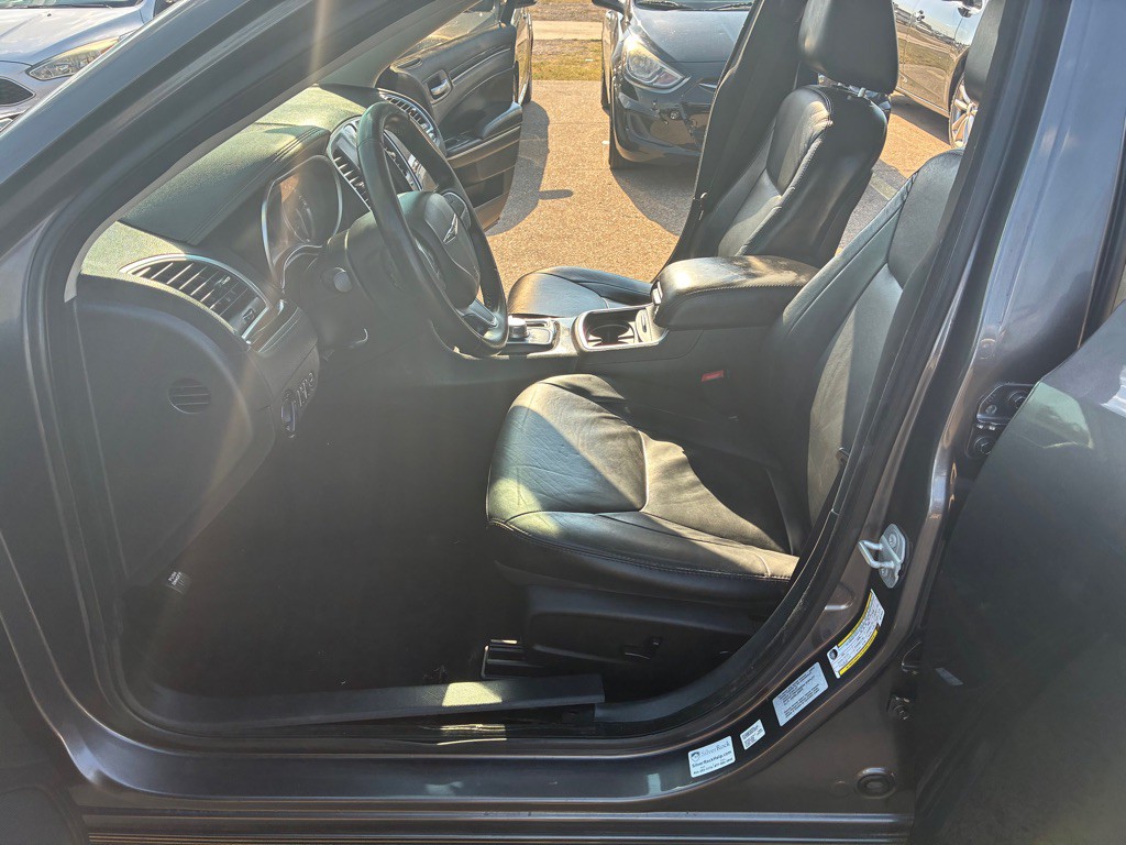 2016 Chrysler 300 Image 15