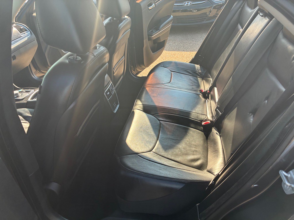 2016 Chrysler 300 Image 16