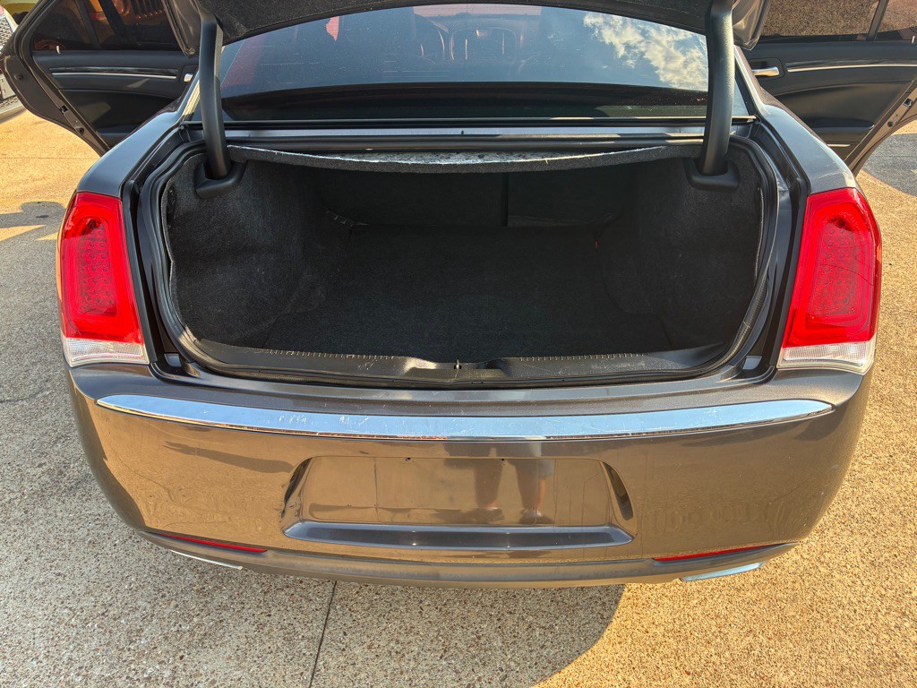 2016 Chrysler 300 Image 17