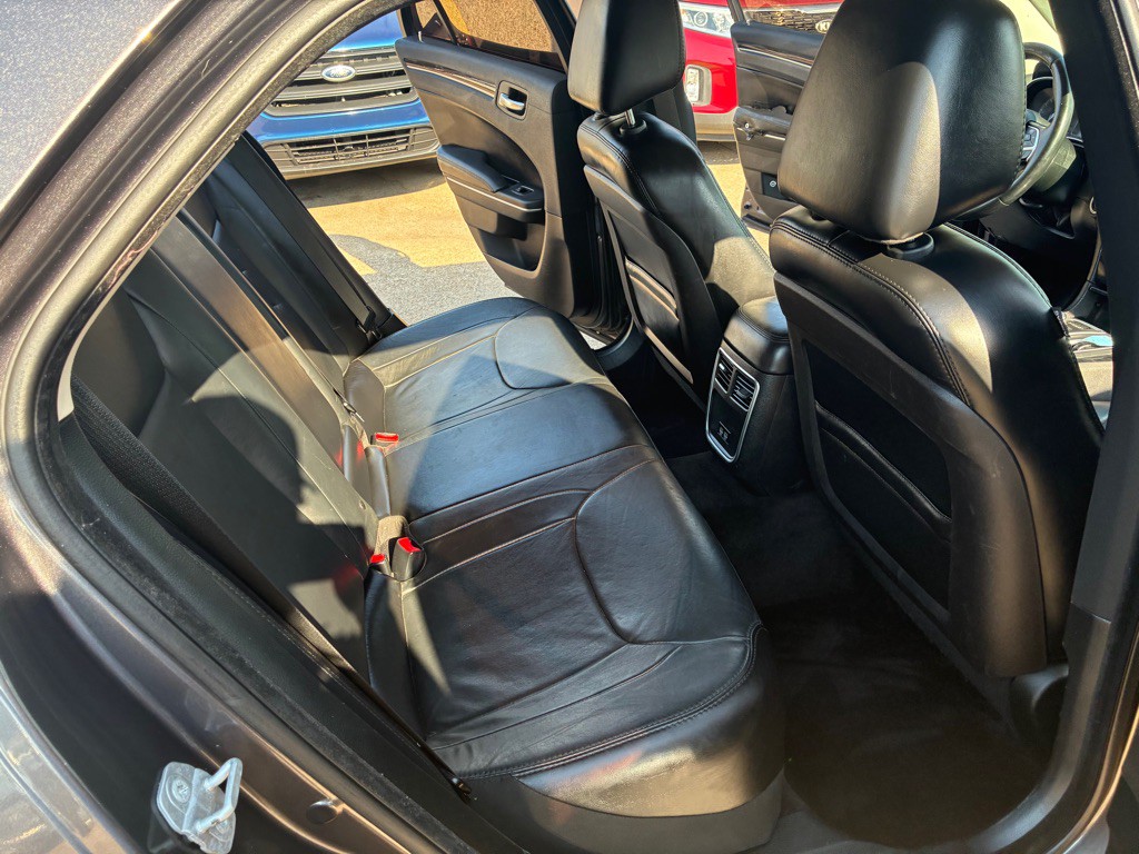 2016 Chrysler 300 Image 18