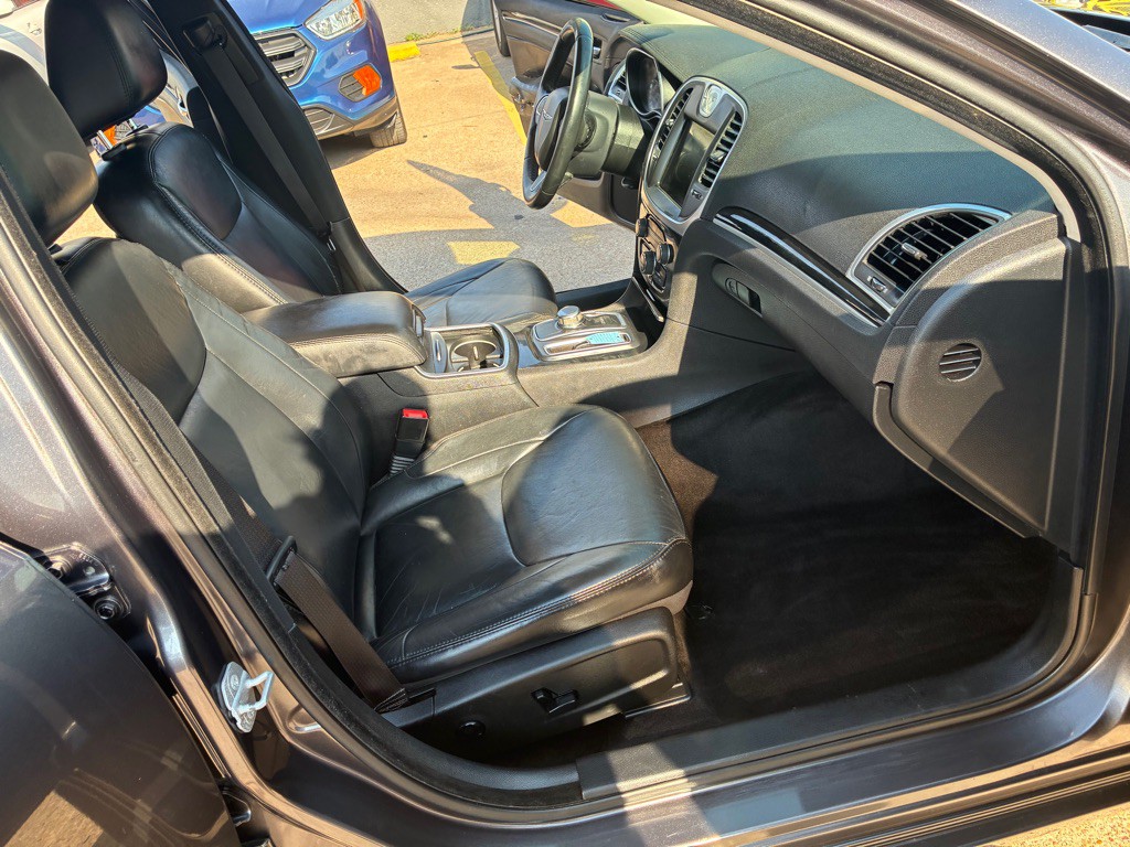 2016 Chrysler 300 Image 19