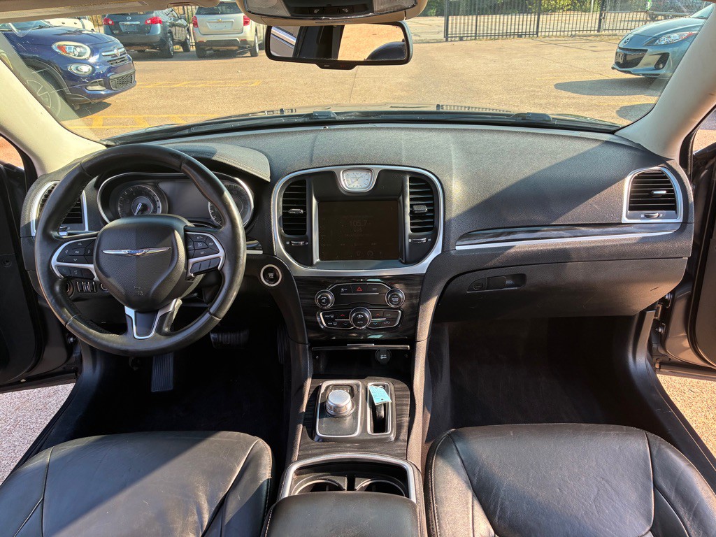 2016 Chrysler 300 Image 21